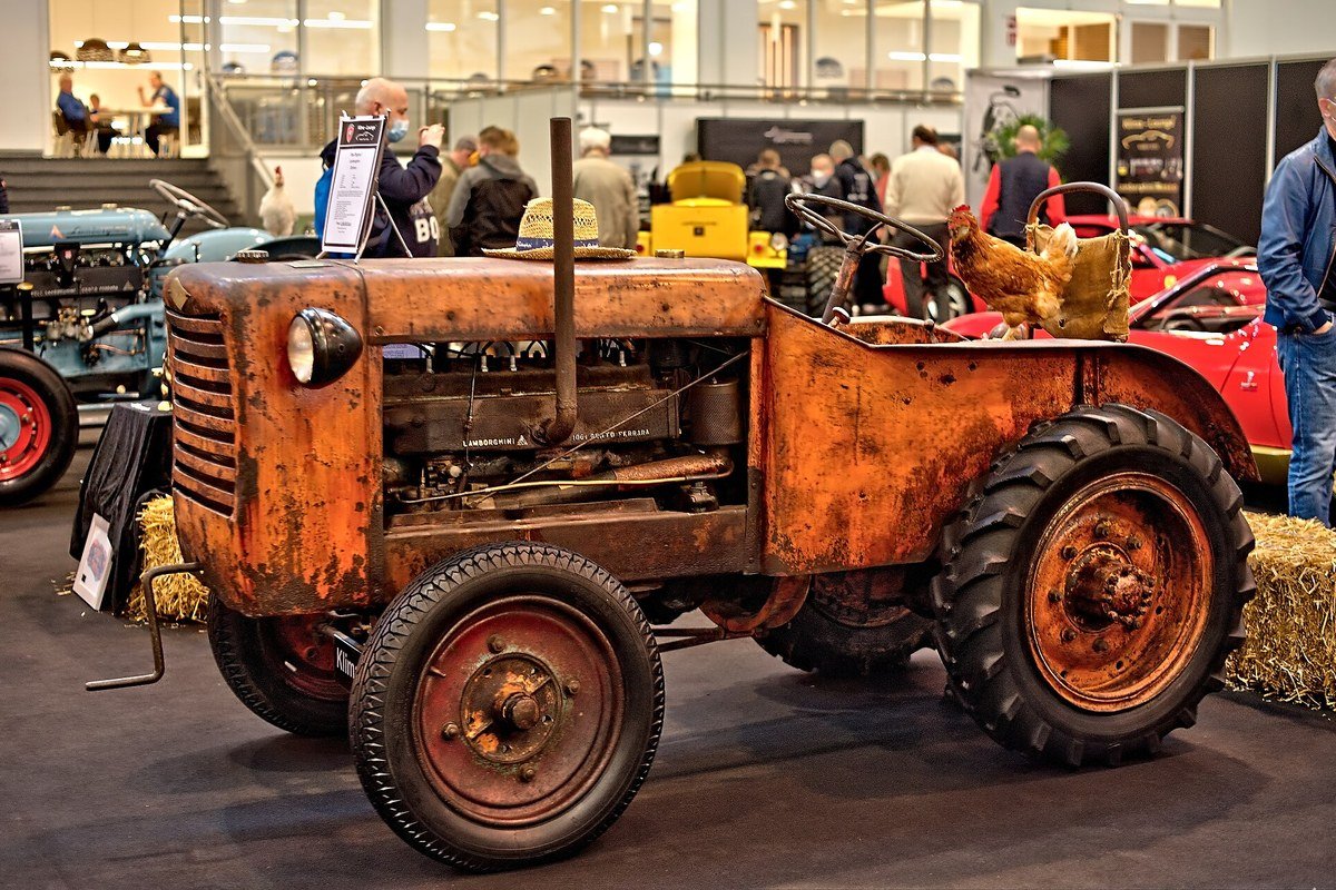 Tractor Lamborghini Carioca oxidado con motor Morris expuesto en Techno Classica Essen