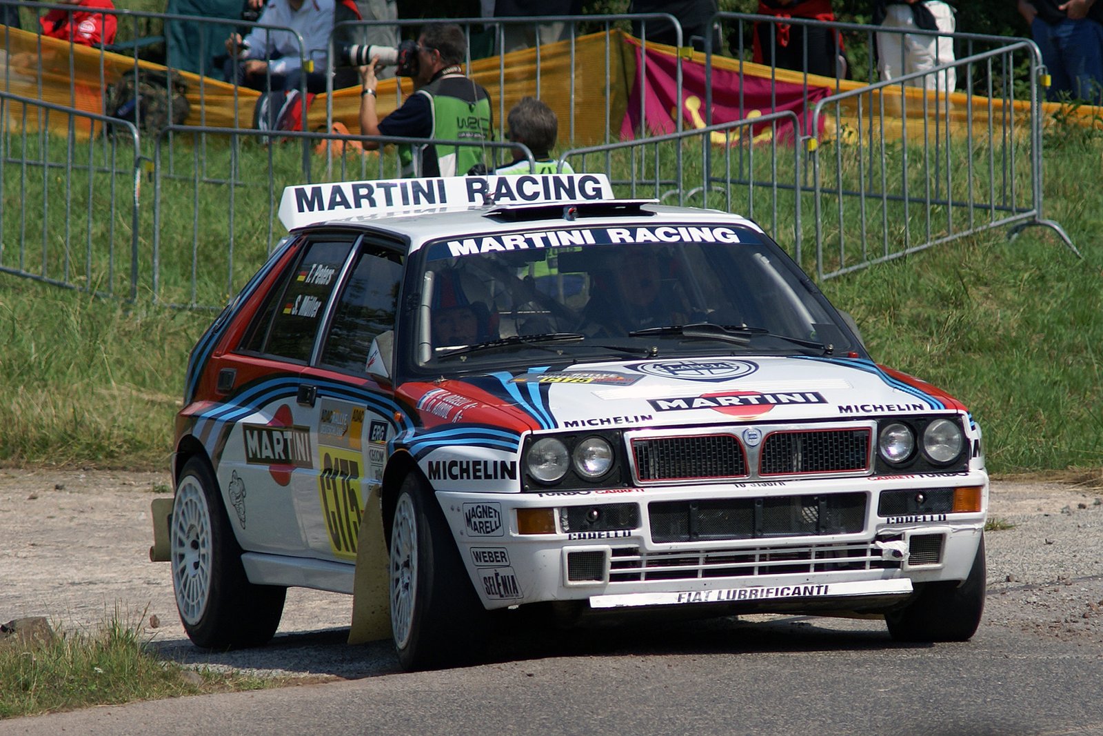Lancia Delta HF Integrale con la decoración Martini Racing en un tramo de rally