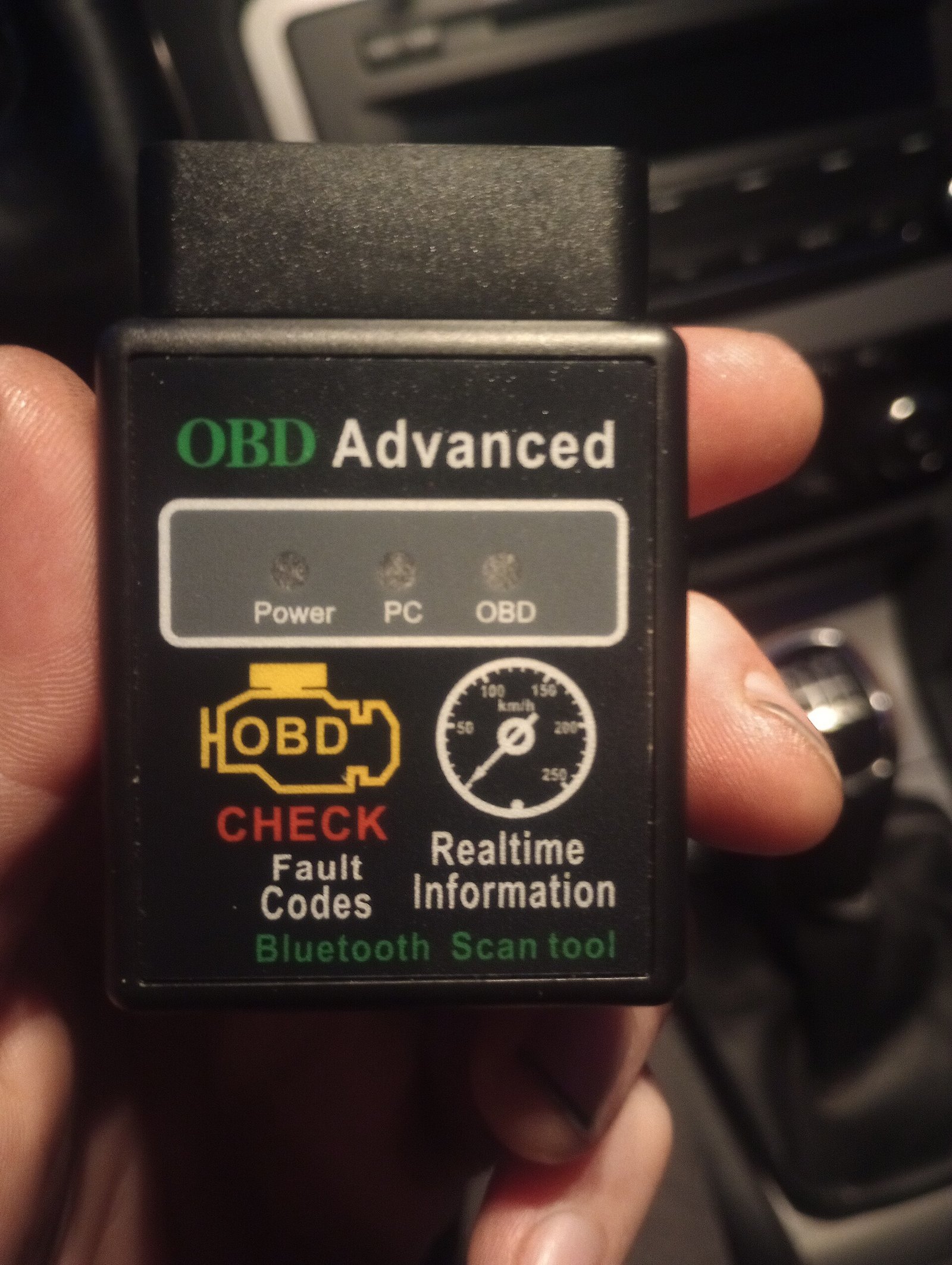 Lector de diagnosis conectado a la toma OBD de un coche