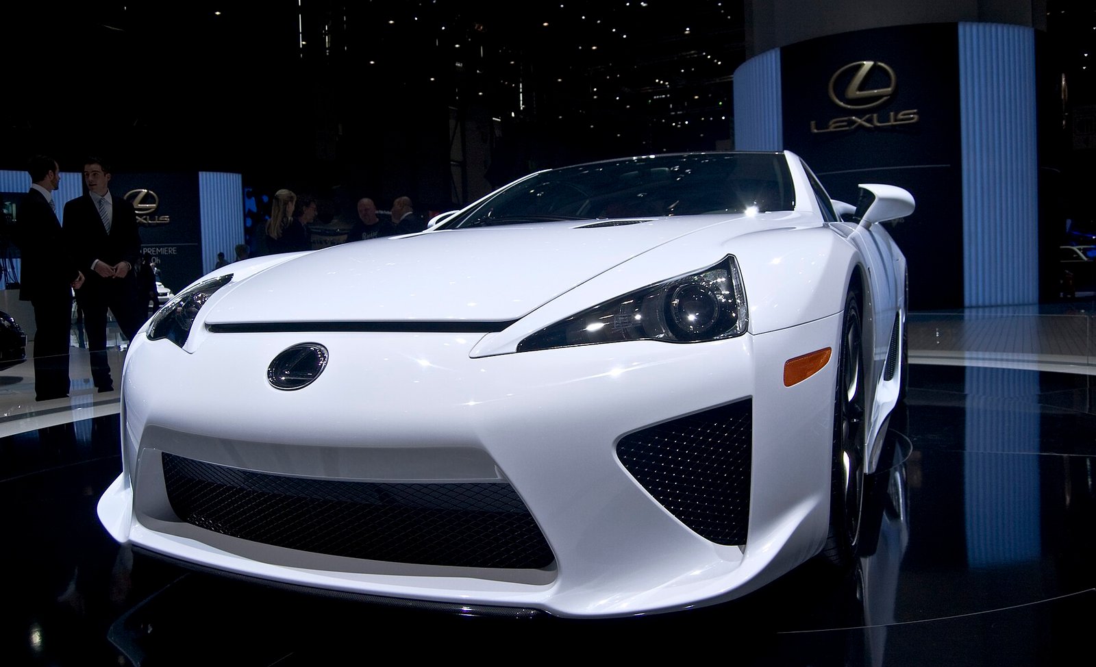 Lexus LFA blanco en el Salón de Ginebra