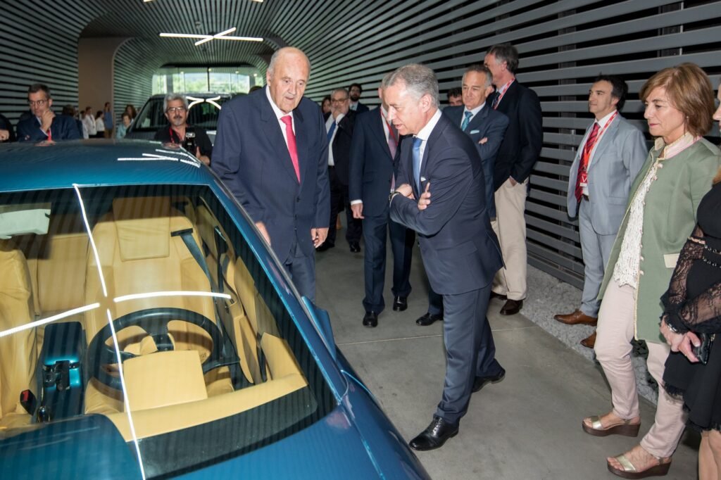 José Ignacio López de Arriortúa en 2018 junto a un coche en una visita oficial