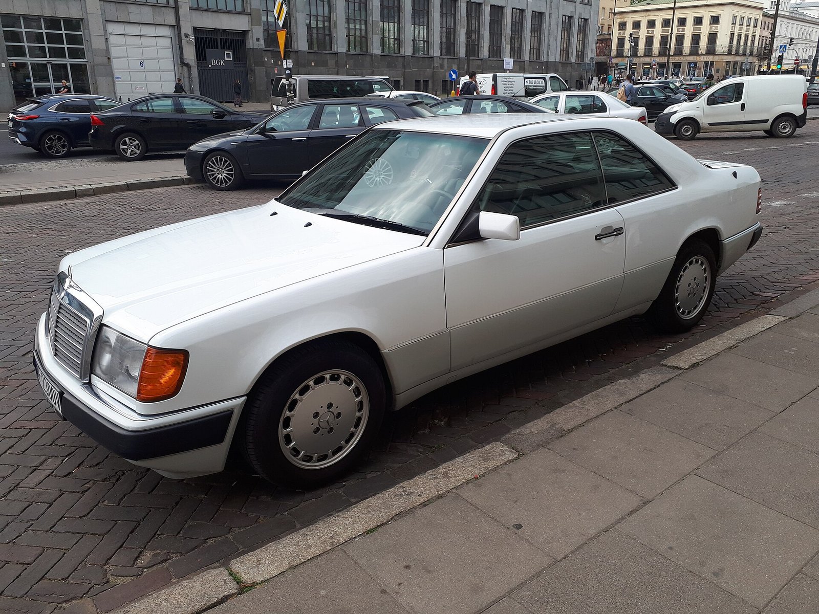 Mercedes-Benz 300 CE C124 bianca
