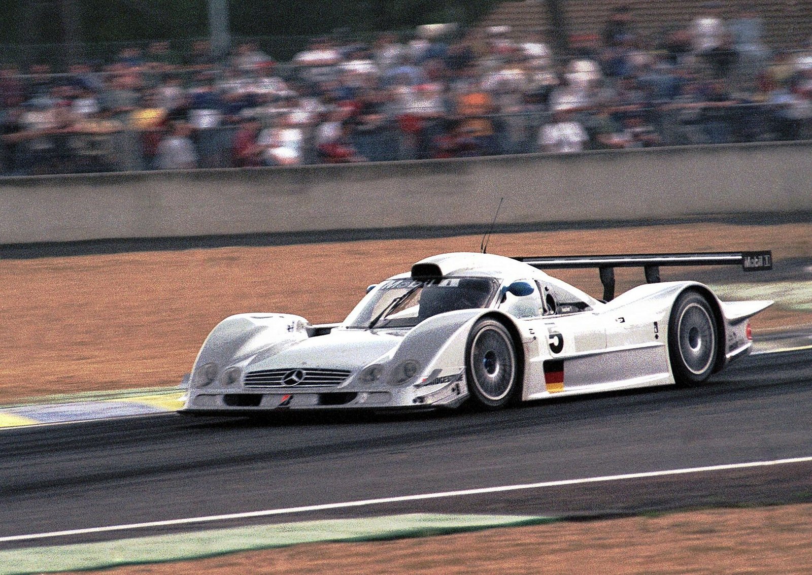 Mercedes-Benz CLR alla 24 Ore di Le Mans del 1999, la vettura che decollò con Peter Dumbreck