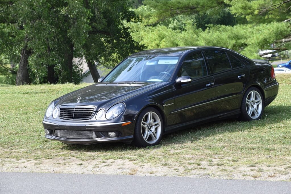 Mercedes E 55 AMG W211 negro, con V8 y compresor de tornillo
