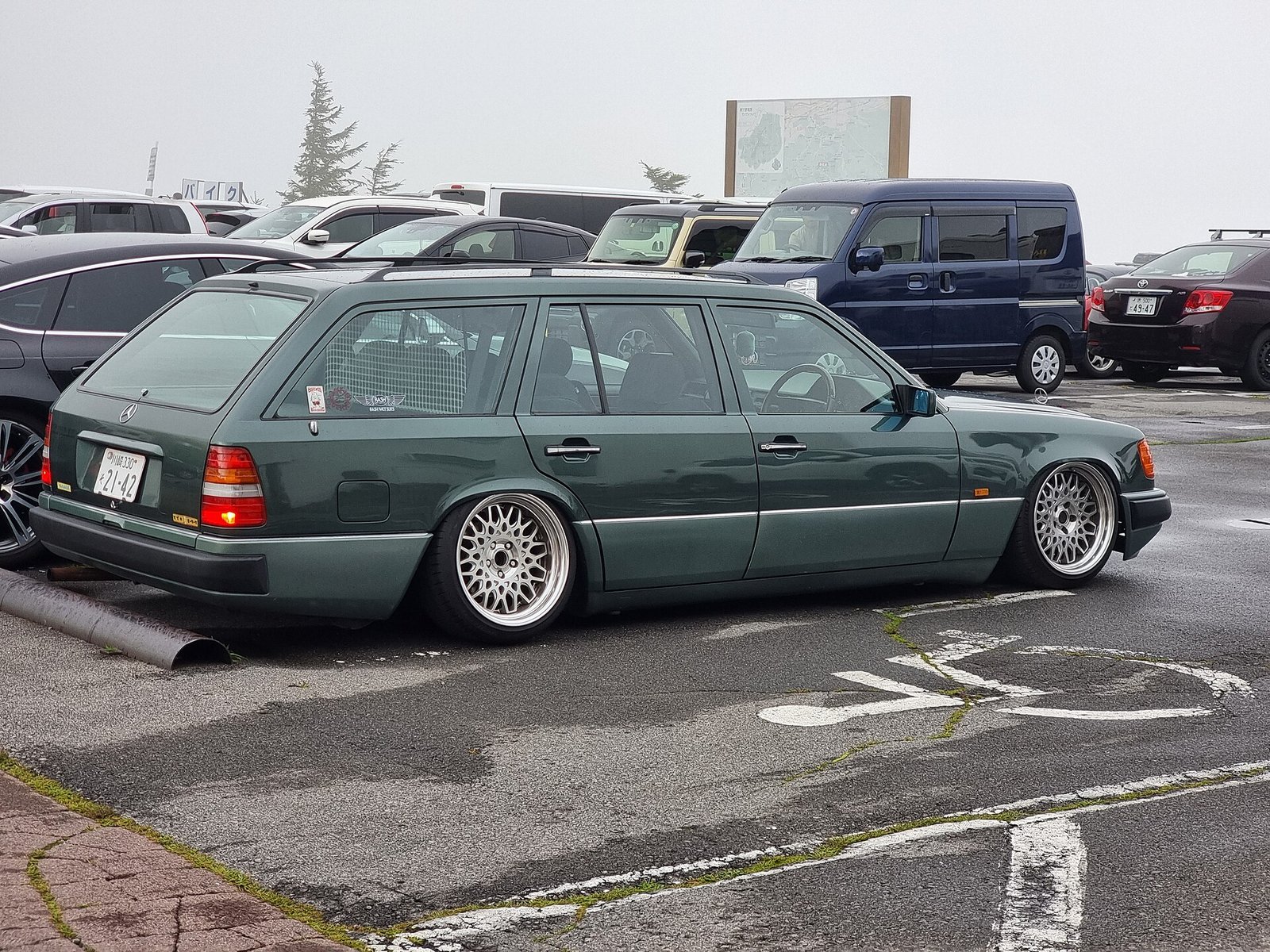 Mercedes abbassata in stile stance a Nagano, Giappone