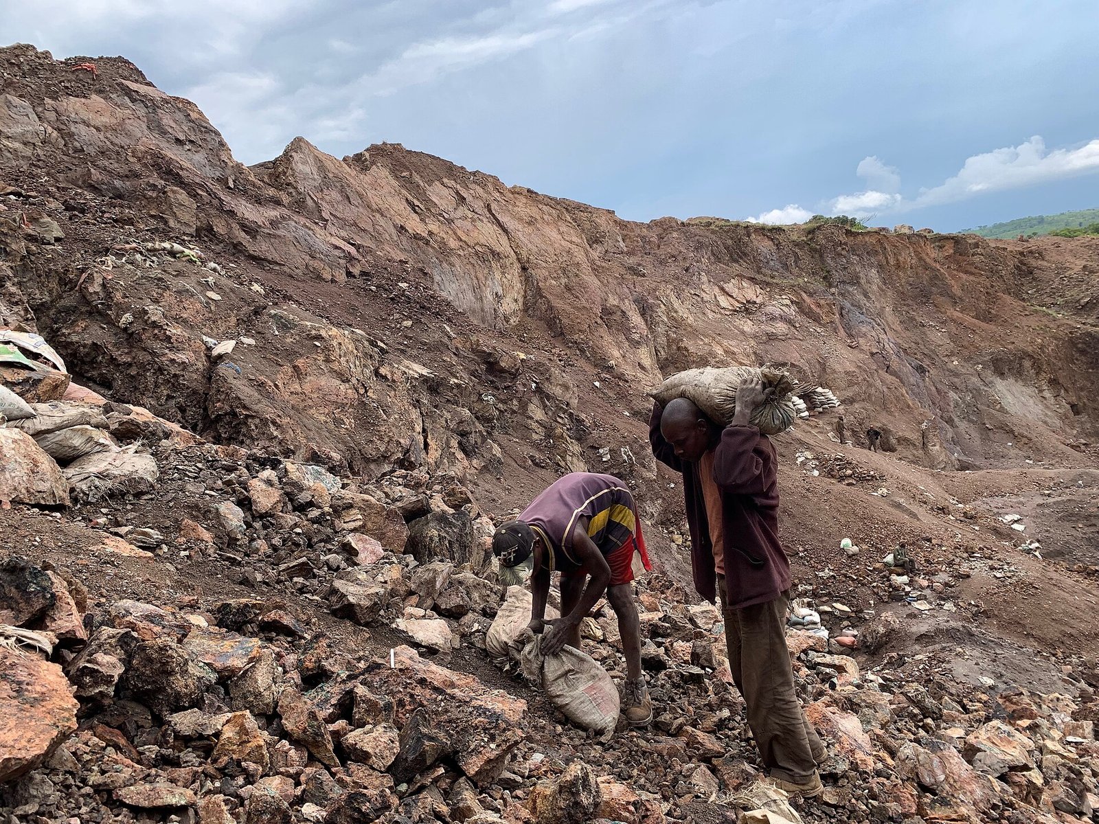 Minatori artigianali con sacchi di minerale di cobalto nella Repubblica Democratica del Congo