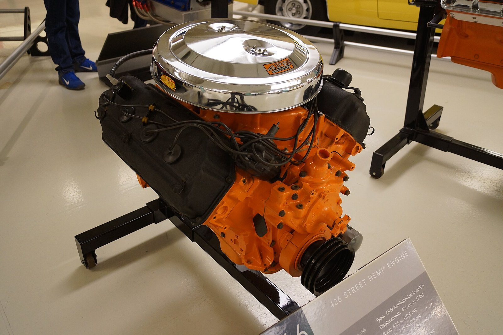 Motore 426 Street Hemi del 1966 su un supporto espositivo