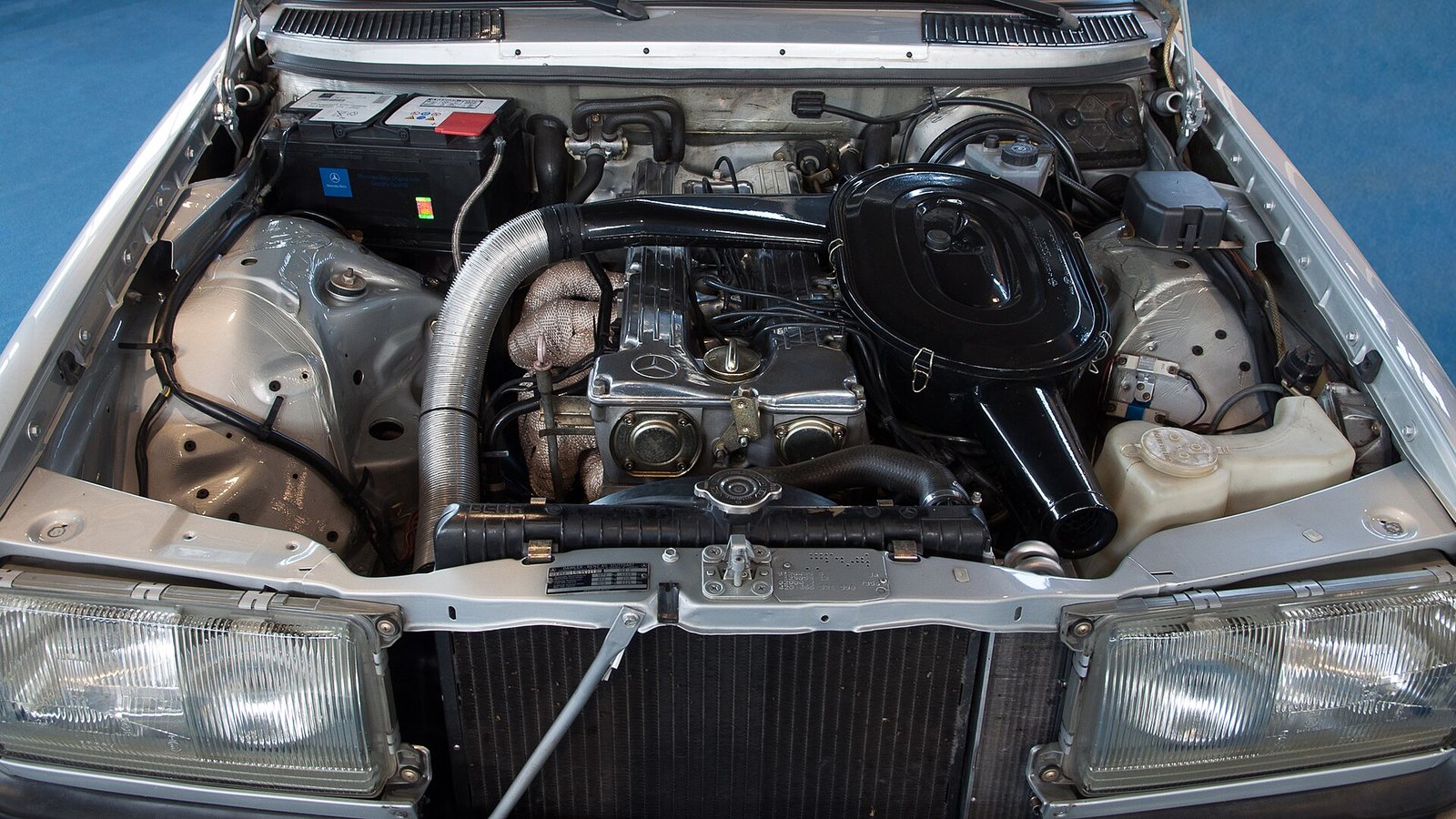 Vano motor de un Mercedes-Benz 280 CE W123 con el seis cilindros M110