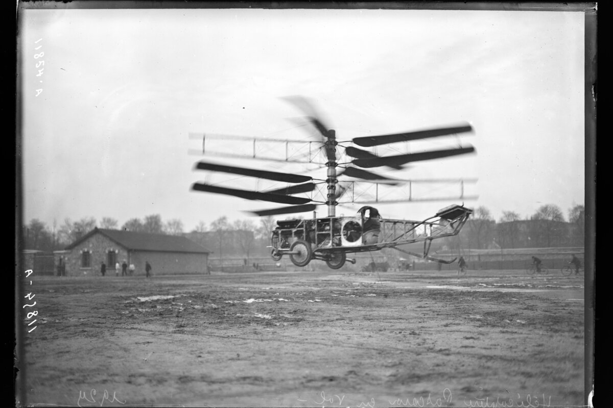 L'elicottero di Raúl Pateras Pescara in volo nel 1924, opera dell'uomo che brevettò il motore a pistone libero