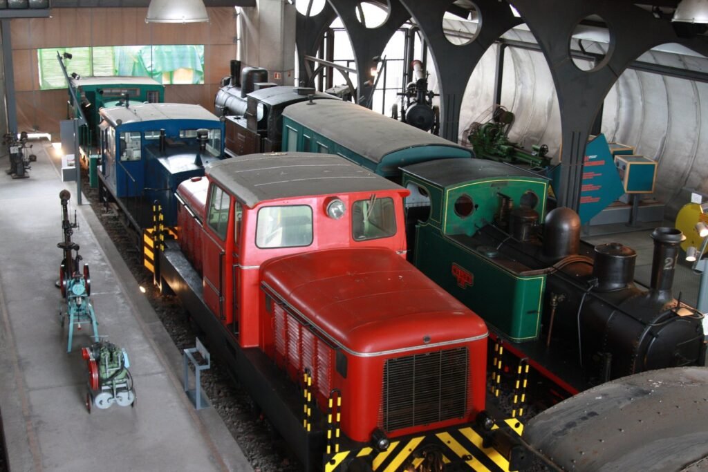 Il capannone delle locomotive del Museo del Ferrocarril de Asturias a Gijón, con locomotive industriali diesel e a vapore