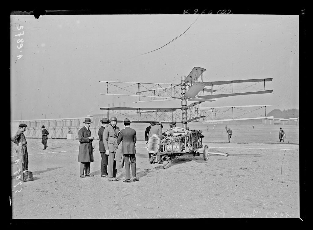 Raúl Pateras Pescara junto a su helicóptero en Issy-les-Moulineaux en 1923