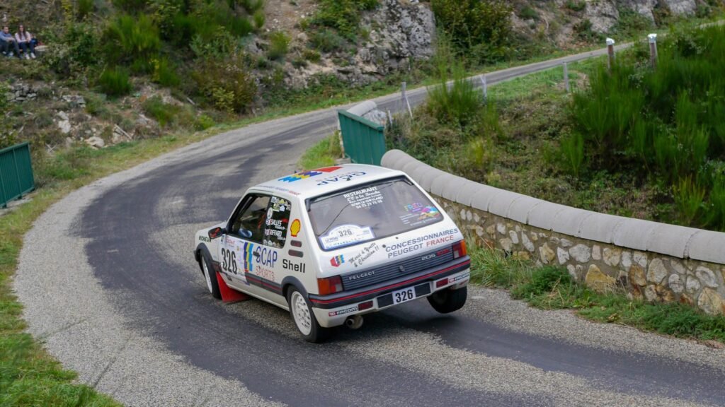Peugeot 205 GTI 1.6 de rallye en un tramo del Rallye de l'Ardèche