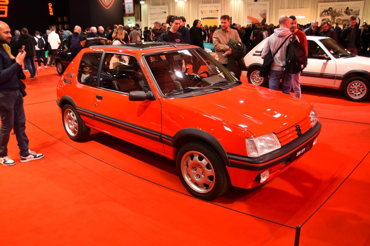 Peugeot 205 GTI 1.9 de tres puertas en estática frontal