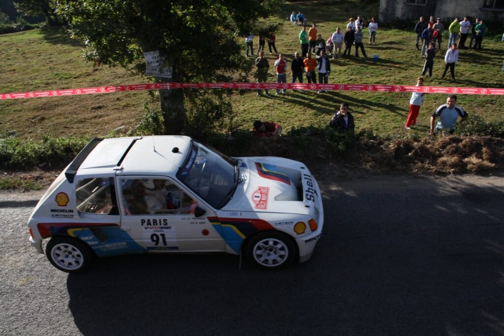 Peugeot 205 Turbo 16 Gruppo B nei colori Peugeot Talbot Sport su una prova speciale