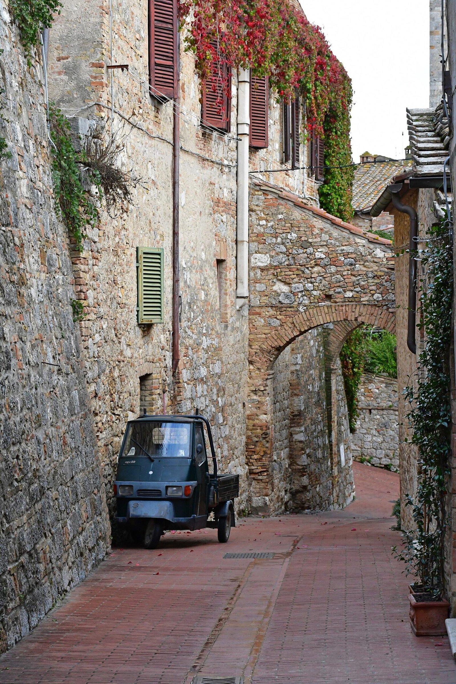 Piaggio Ape parcheggiata in un vicolo di San Gimignano