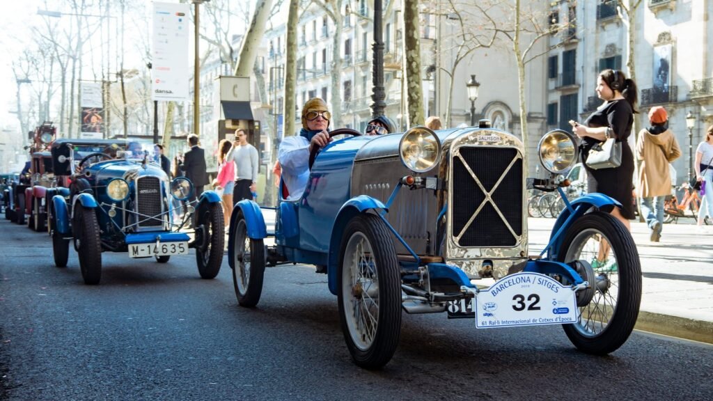Coches de época en el Rally Barcelona-Sitges de 2019, la cita a la que acude cada año el único España superviviente