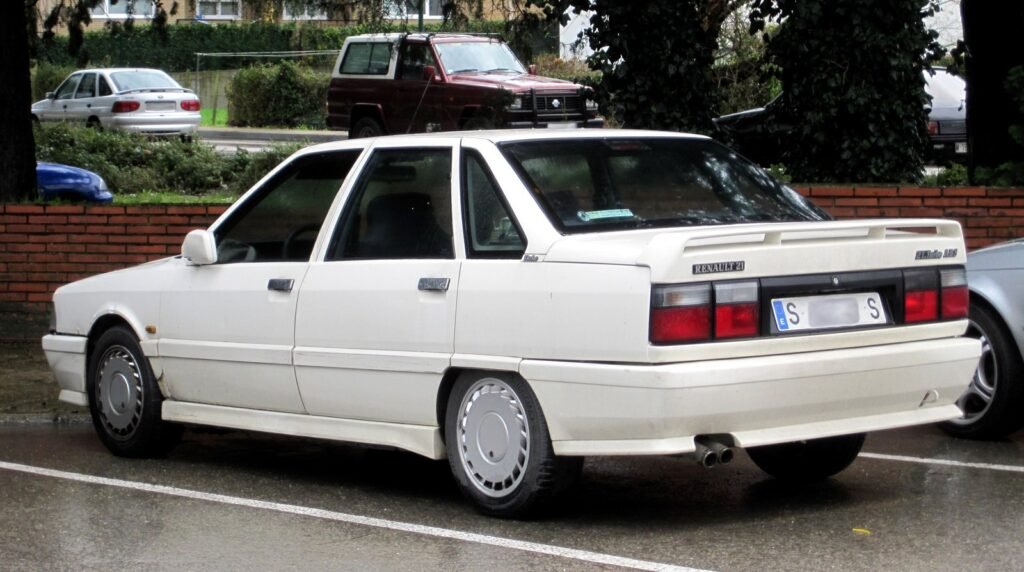 Renault 21 Turbo blanco de 1988 con matrícula de Santander, vista trasera