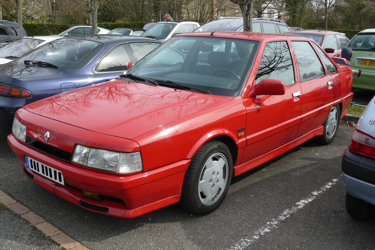 Renault 21 Turbo prima serie rossa, vista anteriore di tre quarti