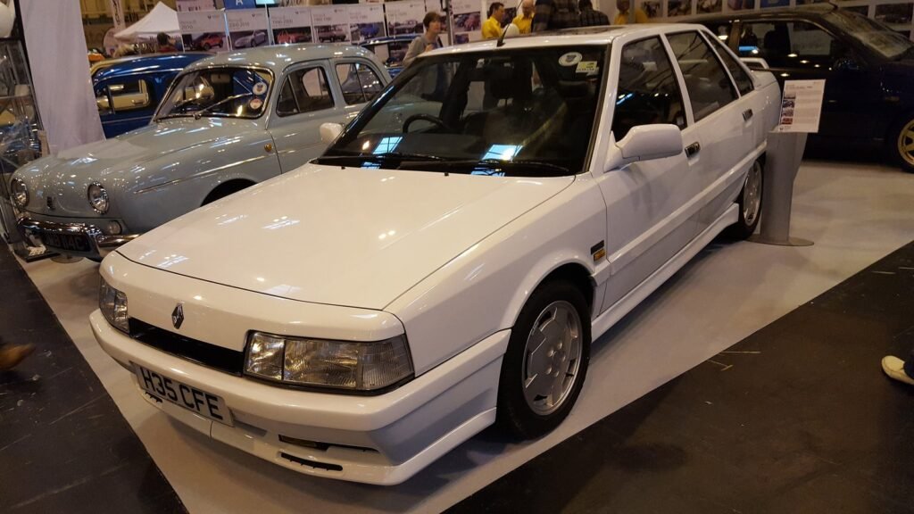 Renault 21 Turbo Quadra bianca a trazione integrale esposta a un salone