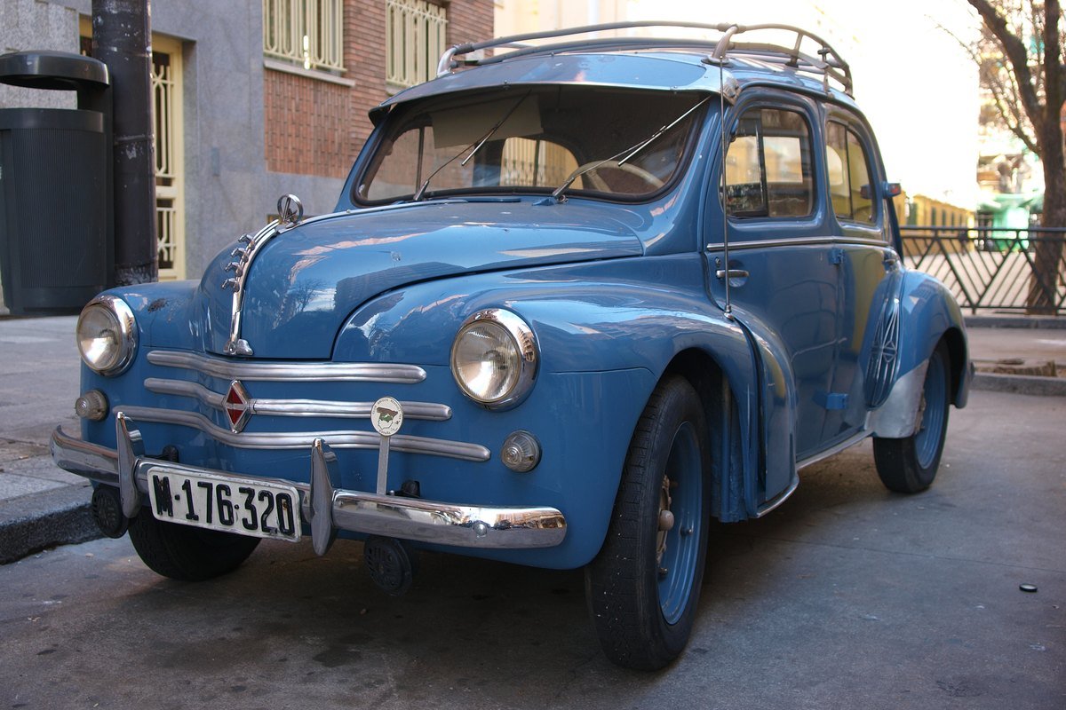 Renault 4CV fabricado por FASA en Valladolid en 1957, aparcado en una calle de Madrid