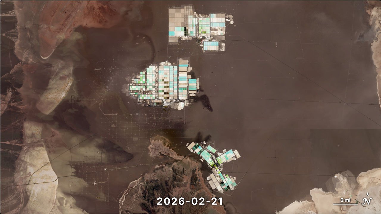 Balsas de evaporación de salmuera de litio en el Salar de Atacama, Chile, vistas desde satélite