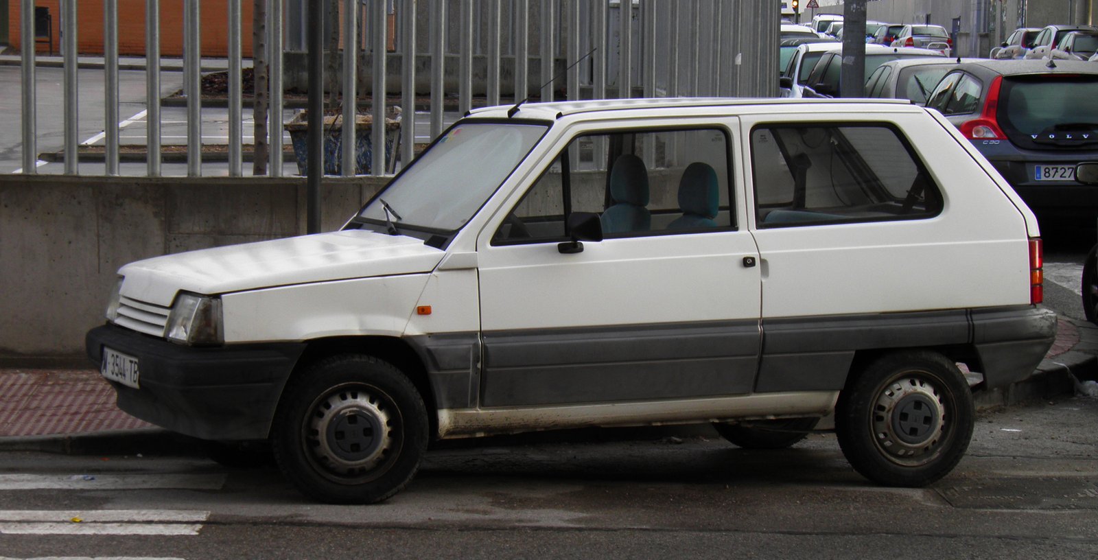 SEAT Marbella blanco aparcado en una calle española