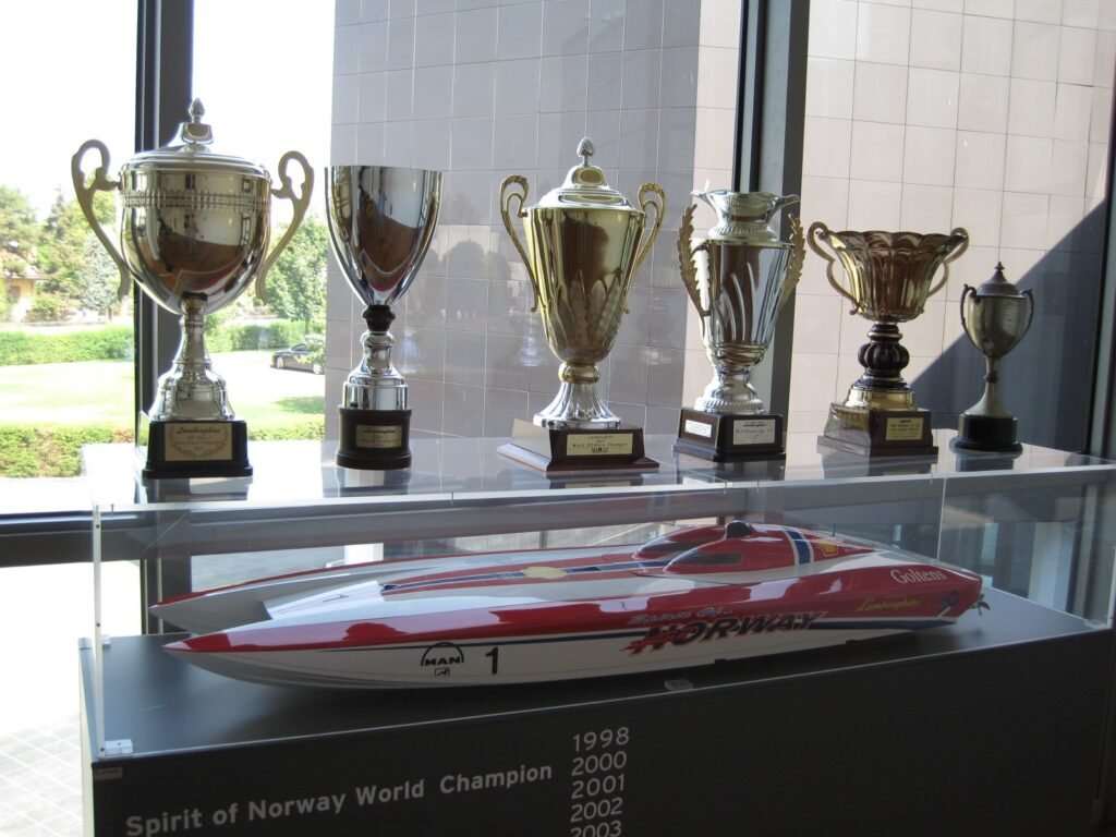 Maqueta del catamarán Spirit of Norway y sus trofeos de campeón del mundo en el museo Lamborghini
