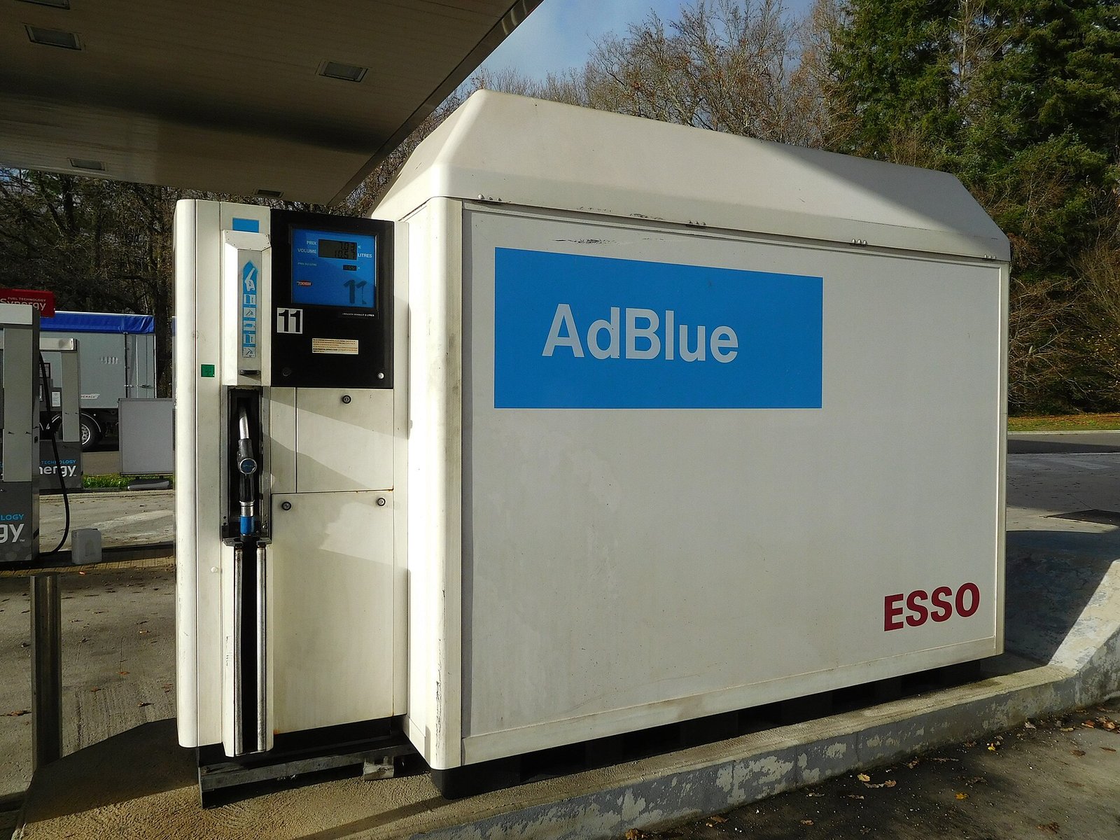 Erogatore di AdBlue in una stazione di servizio