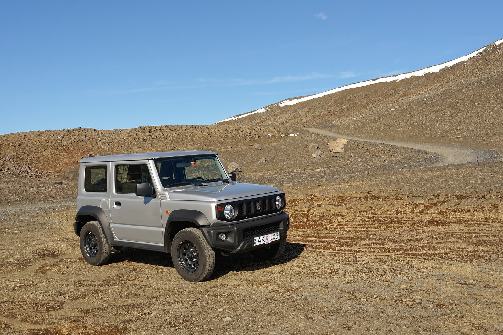 Suzuki Jimny su una pista sterrata di montagna