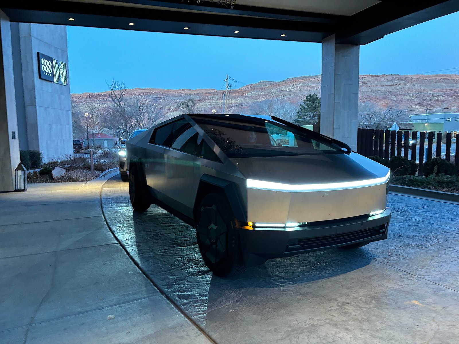 Tesla Cybertruck parcheggiato