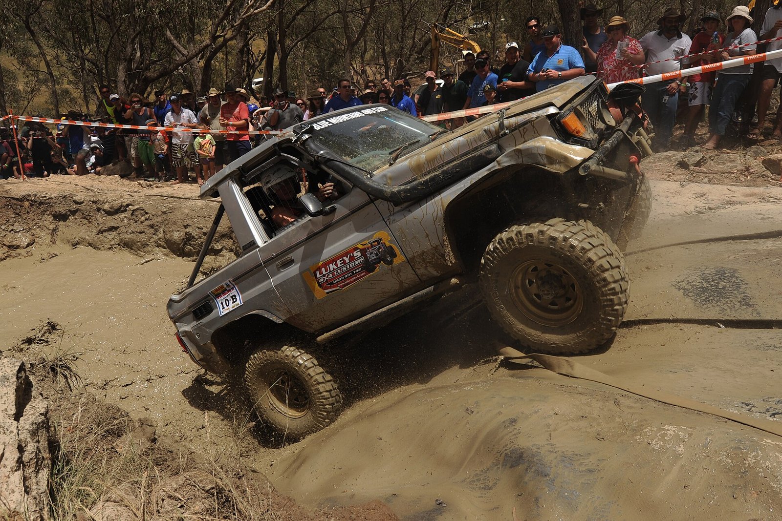 Toyota Land Cruiser Serie 70 nel fango durante una gara fuoristrada