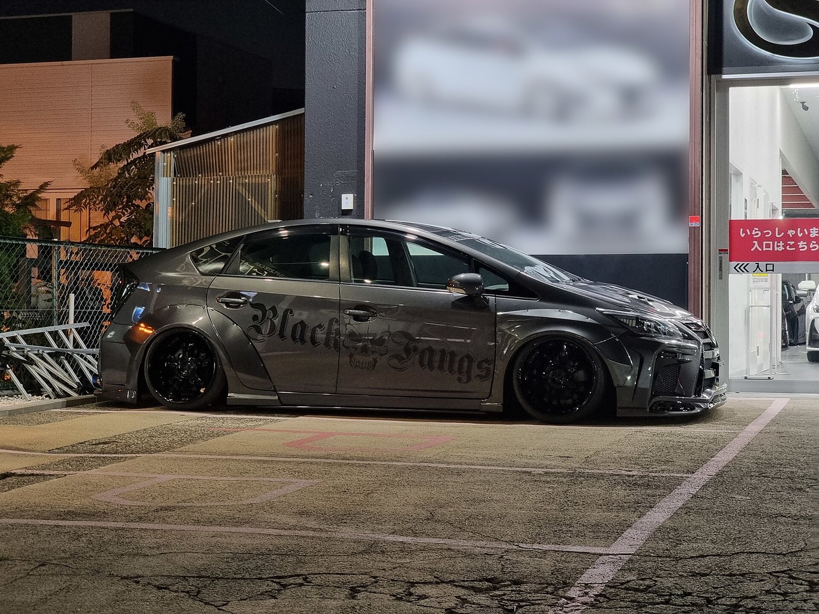 Toyota Prius abbassata a Neyagawa, Osaka
