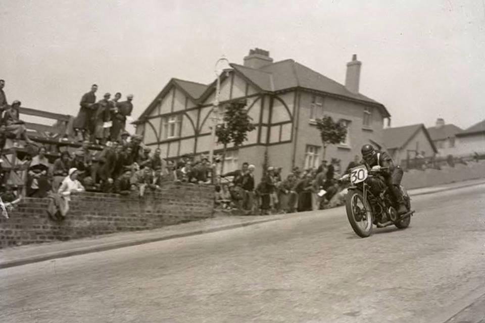 Stanley Woods scende da Bray Hill al TT dell Isola di Man del 1935, la gara in cui fallirono le HRD con valvola Cross