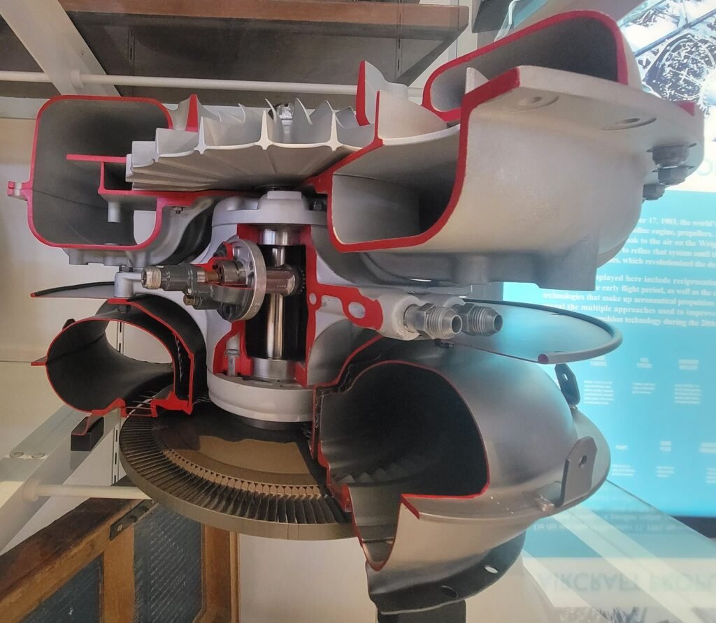 Turbocompresor de aviación General Electric de los años cuarenta abierto en sección
