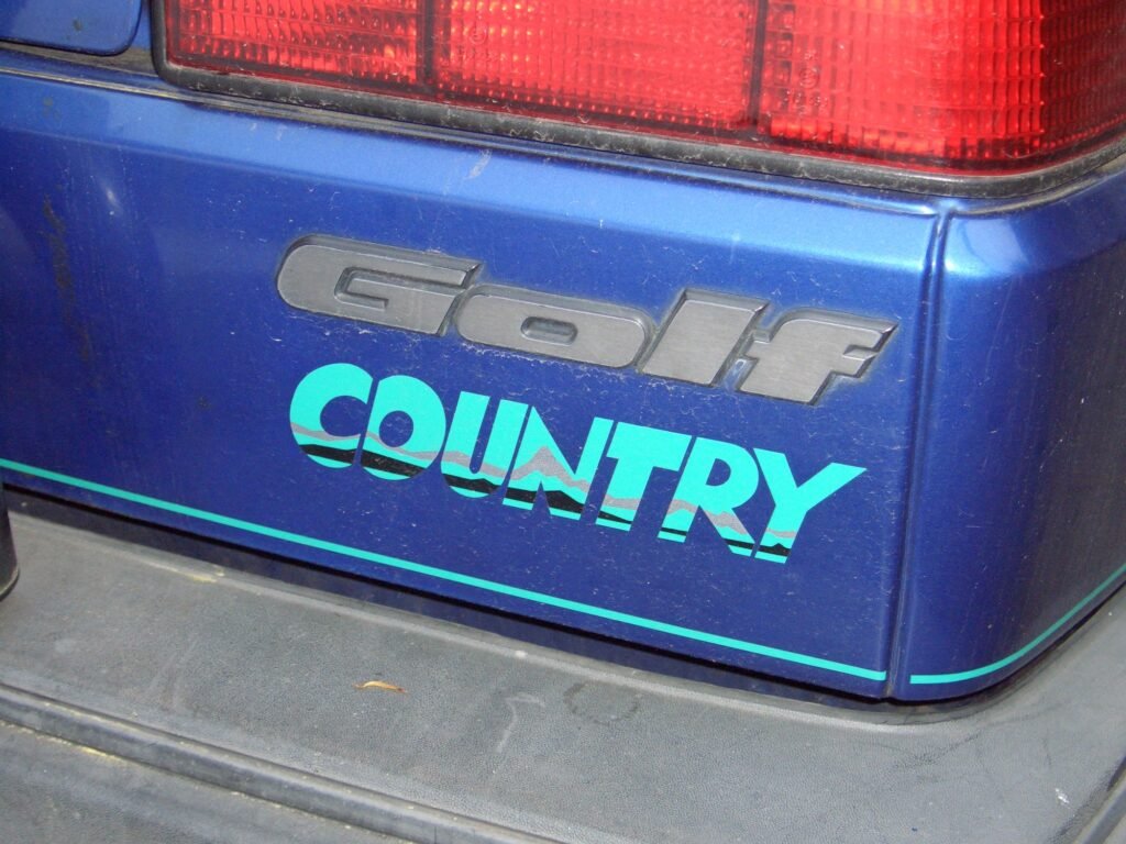 Detalle del logotipo Golf Country en la carrocería azul de un ejemplar de 1990-1991