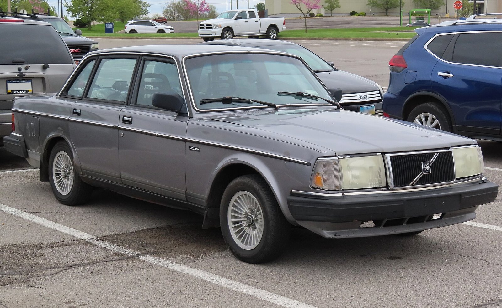 Volvo 240 DL del 1988 parcheggiata in strada