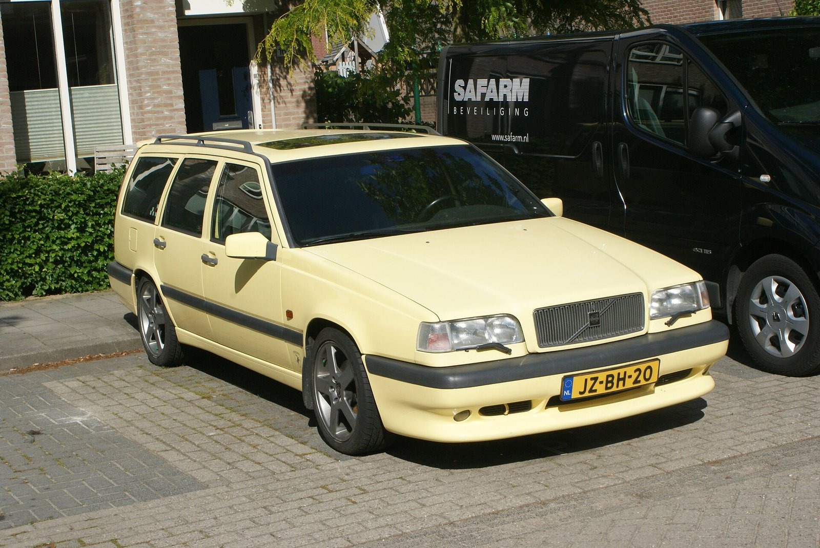 Volvo 850 T-5R station wagon del 1995 parcheggiata