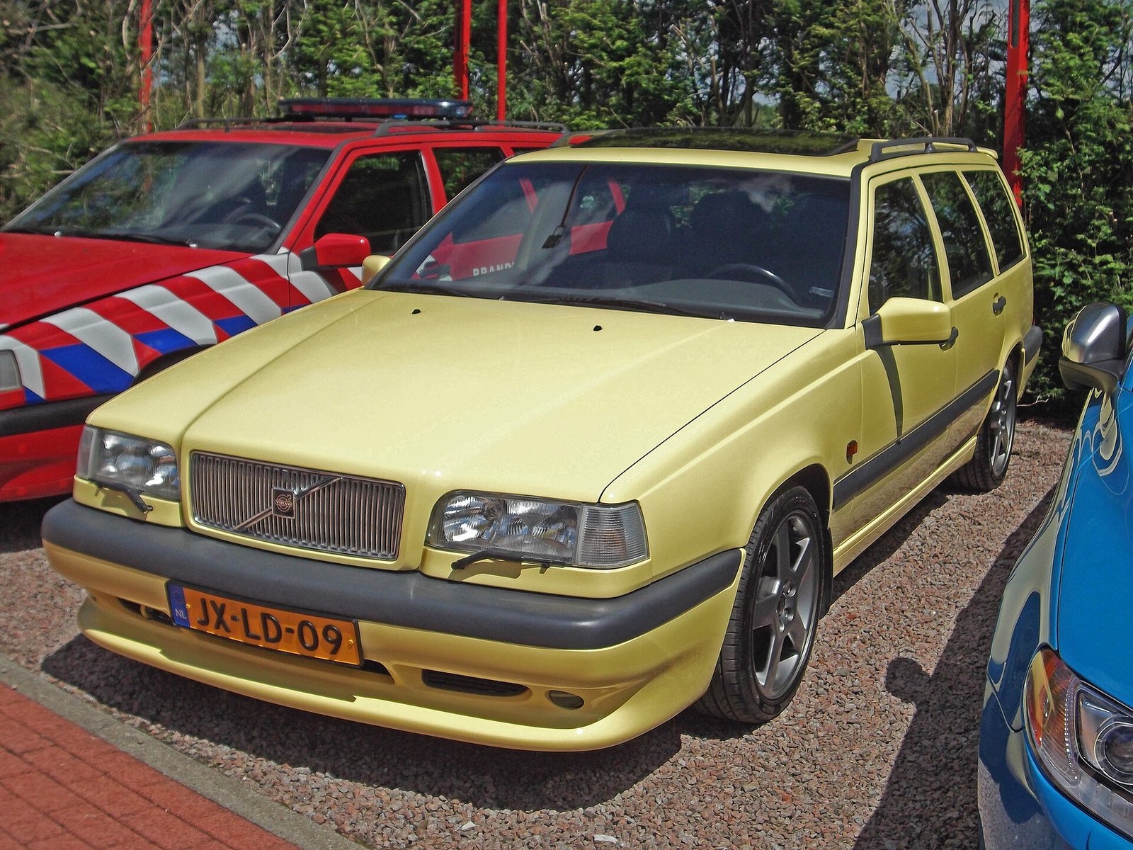 Yellow Volvo 850 T-5R wagon at a car meet