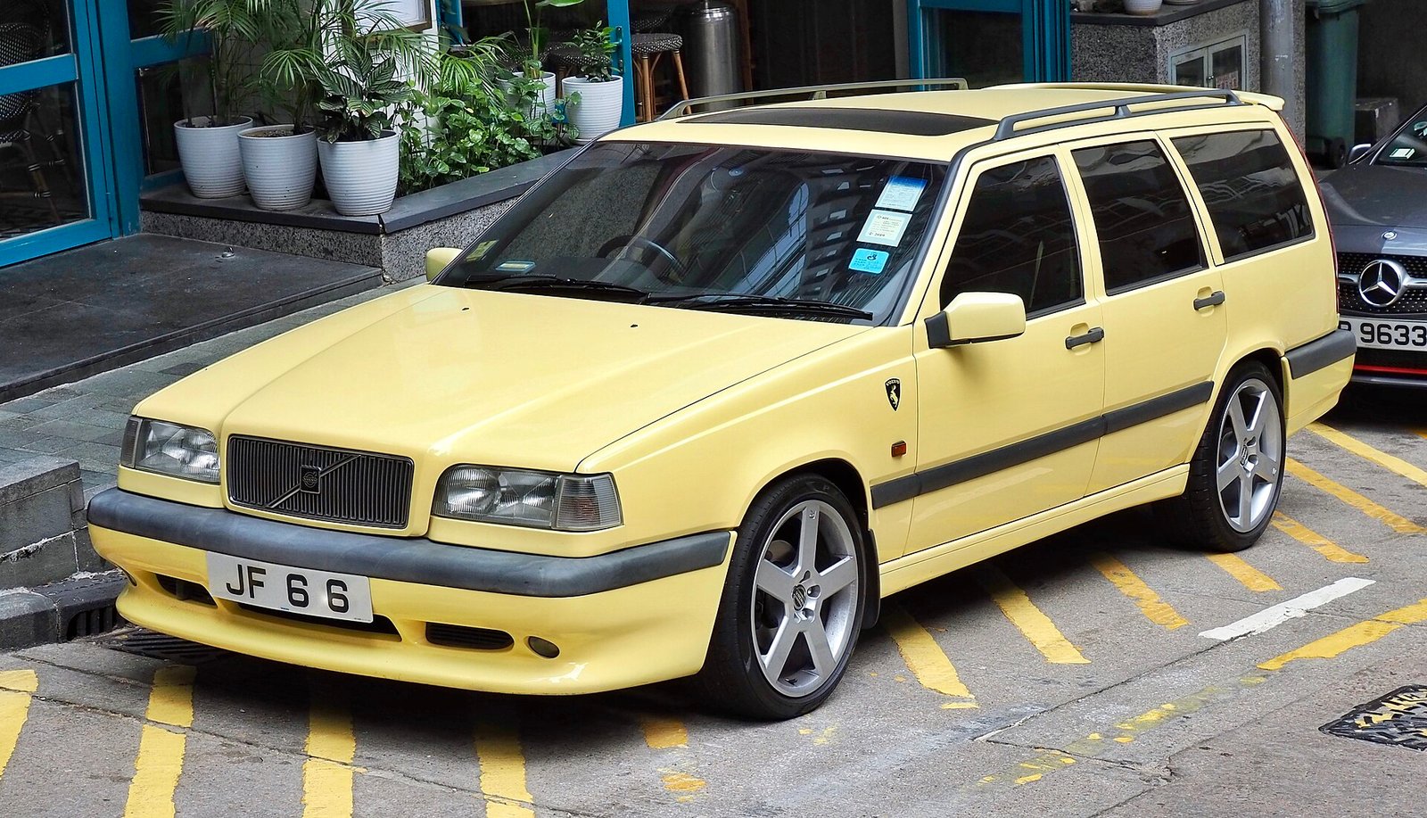 Volvo 850 T5-R familiar en amarillo crema
