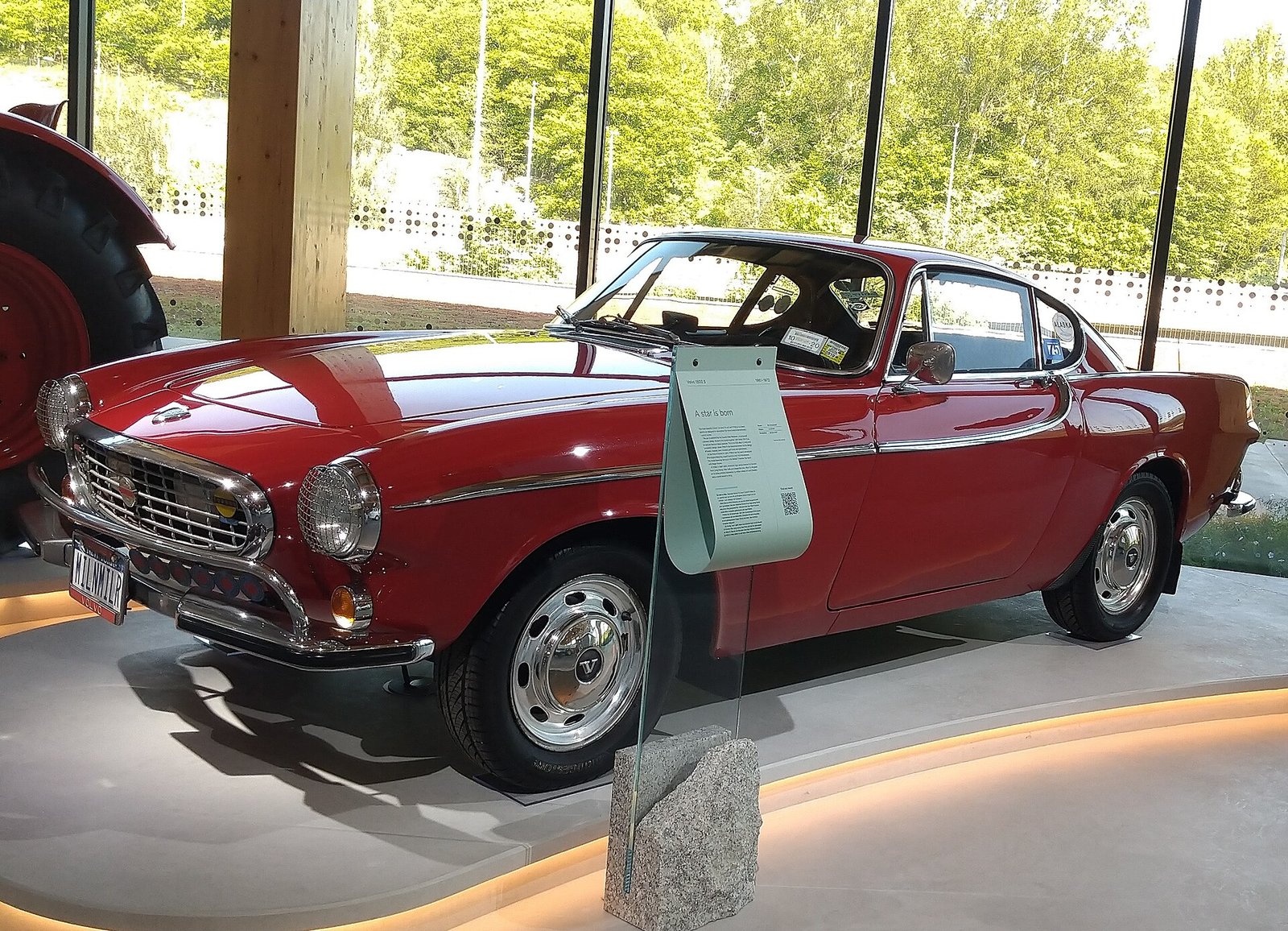 Volvo P1800 rossa esposta in un museo, il modello con cui Irv Gordon superò i tre milioni di miglia